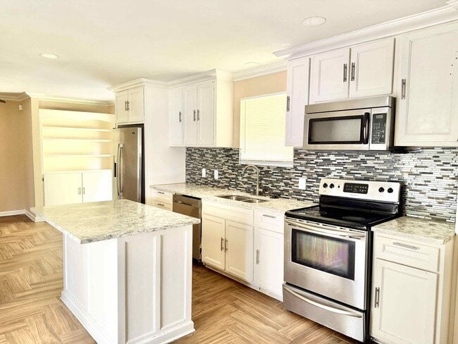 Building Photo - 2056 Vickers Dr