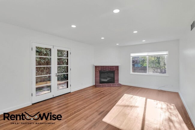 Photo - 838 Crompton Rd