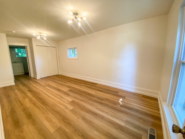 Photo - 404 Lamont St