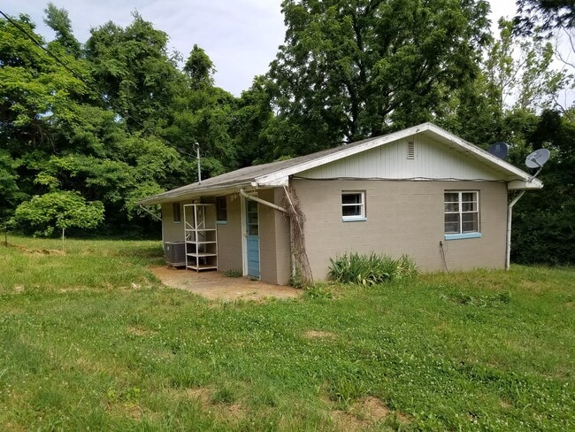 Building Photo - ***2 bedroom, 1 bath house Available July 2026!***