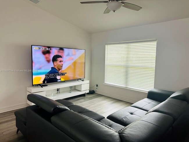 Photo - 2524 NE 5th Ave