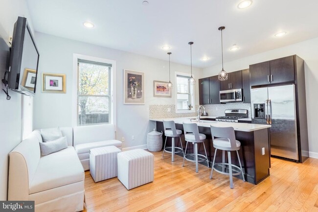 Building Photo - Three Bedroom Graduate Hospital Apartment