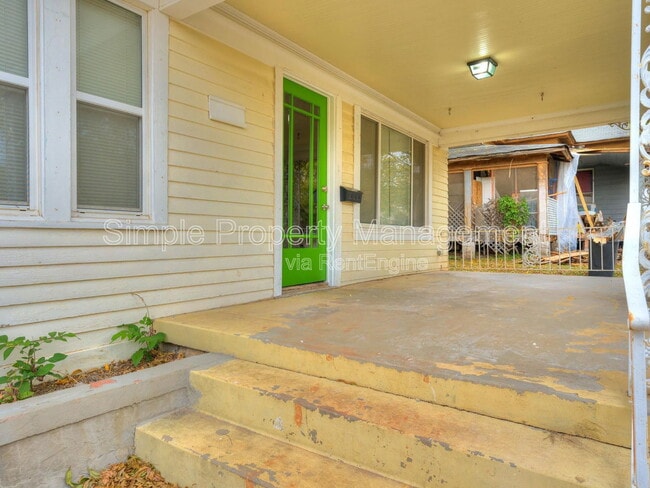 Photo - 1012 N Broadway Ave