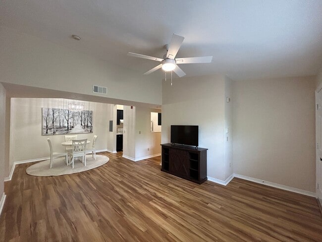 Building Photo - 2360 SW Archer Rd Unit Rooms 1,2, and 3 Rental