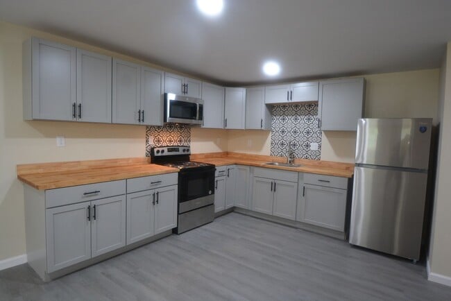 Building Photo - Updated and Charming 3 Bedroom 1.5 Bathroo... Rental