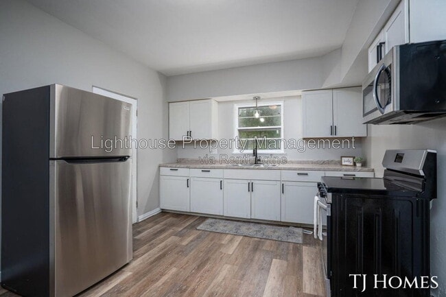 Photo - 1468 Jiroch St