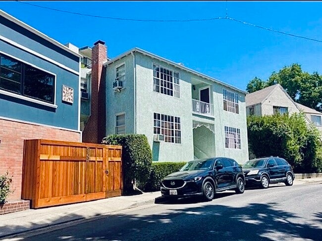 Photo - 941 Robinson St Unidad 941 half