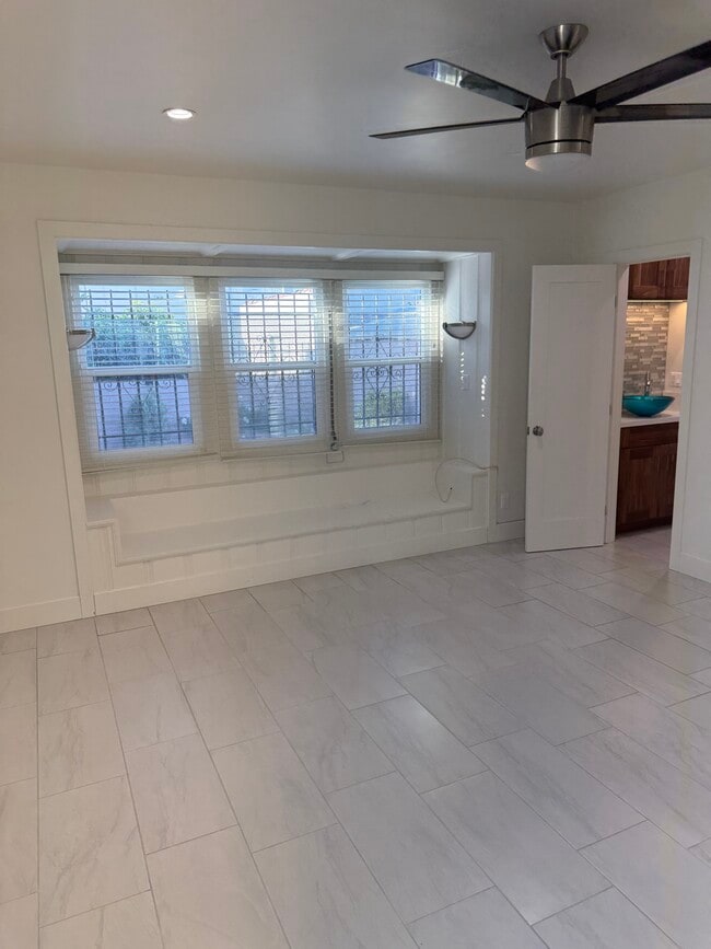 Photo - 1067 W 83rd St