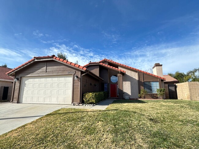 Spacious East Palmdale Home - Spacious East Palmdale Home