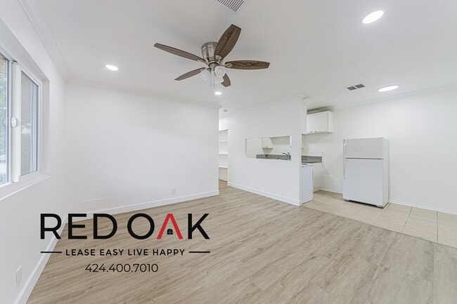 Building Photo - 13043 Vanowen St Unit 5