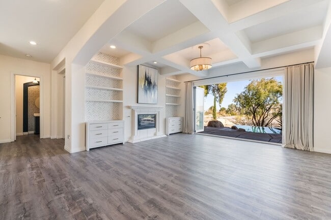 Building Photo - Queensridge Beauty - 5 bedroom on a 1/4+ acre lot