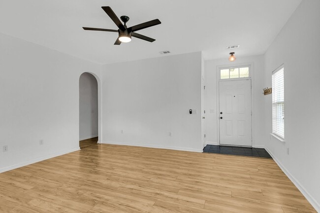 Photo - In the Heart of Richmond Hill - Mainstreet