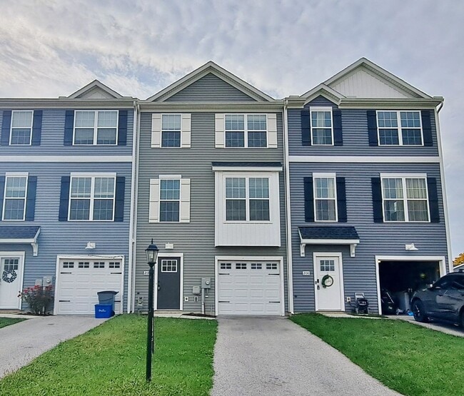 Building Photo - 3 Bed / 2-1/2 Bath Single Family Townhome ...