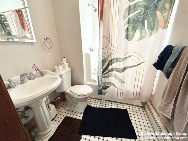 Photo - 1562 Tremont St