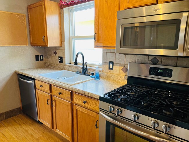 3 Bed - 2 Bath - Fenced Yard - 3 Bed - 2 Bath - Fenced Yard House