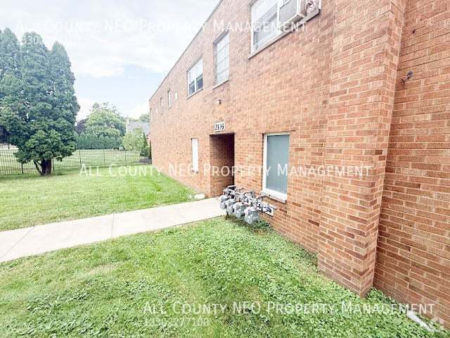 Building Photo - 2116 Market Ave N Unit 4 Rental