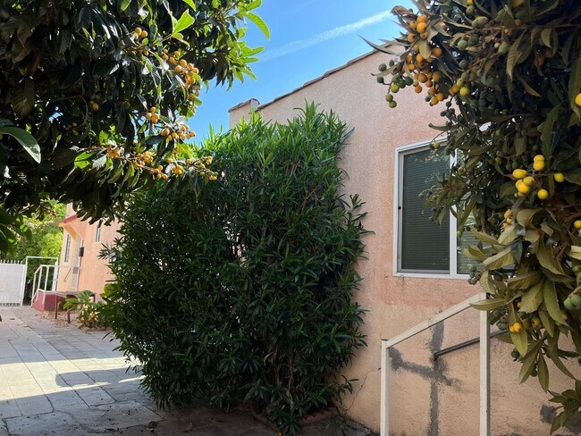 5223 De Longpre Ave Unit 5223