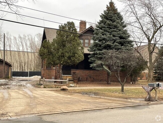 Building Photo - 34130 Utica Rd Unit Apt.2