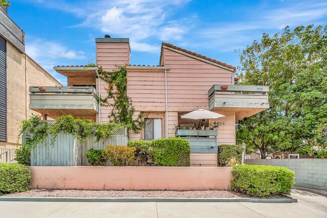Building Photo - 4424 Coldwater Canyon Ave Unit 3