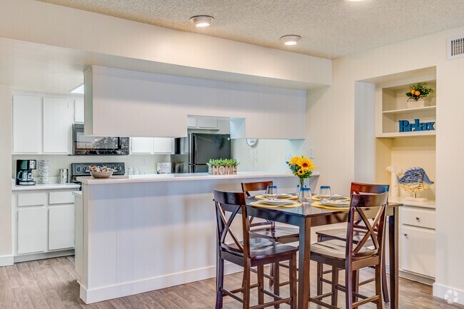 2BR, 2BA - 1,043SF