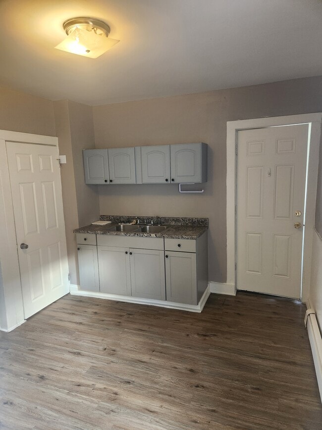 Building Photo - 11 Fairview Ave Unit APT 2