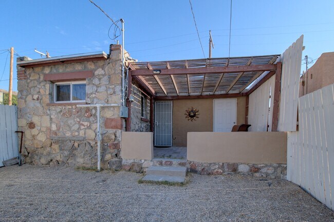Unit B (back house, furnished) - 2525 Idalia Ave Unit B