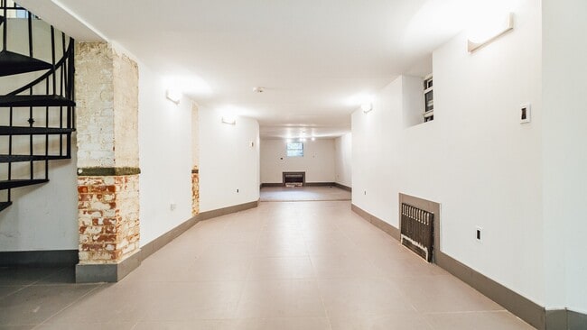 Building Photo - 1154 Gates Ave