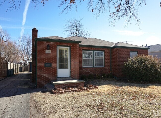 Building Photo - Beautiful home near College Hill!