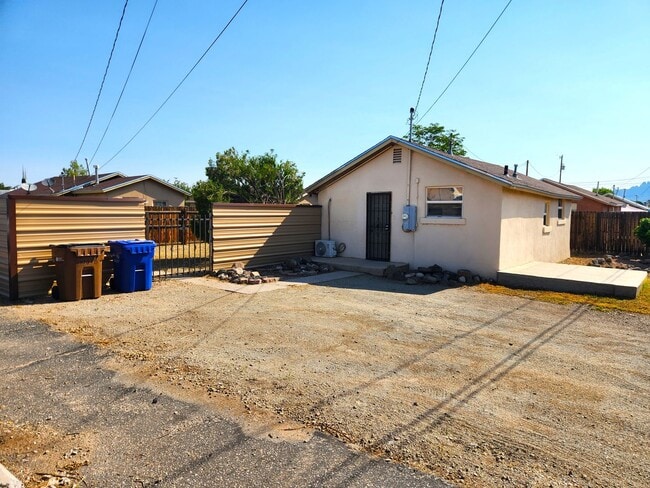 Building Photo - 1037 Brownlee Ave Unit B