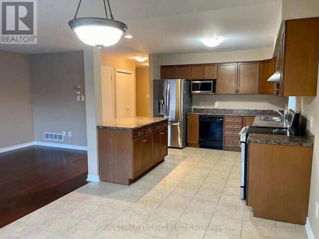 Photo - 979 Crosscreek Ct