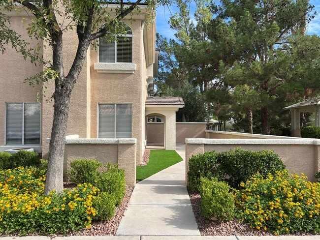 Building Photo - GORGEOUS TOWNHOME FOR IMMEDIATE MOVE-IN