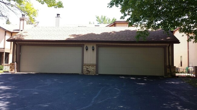 Photo - 1010-1012 Valley Side Dr. Unit 1010