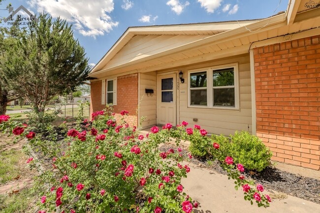 Photo - 1400 Phoenix Dr