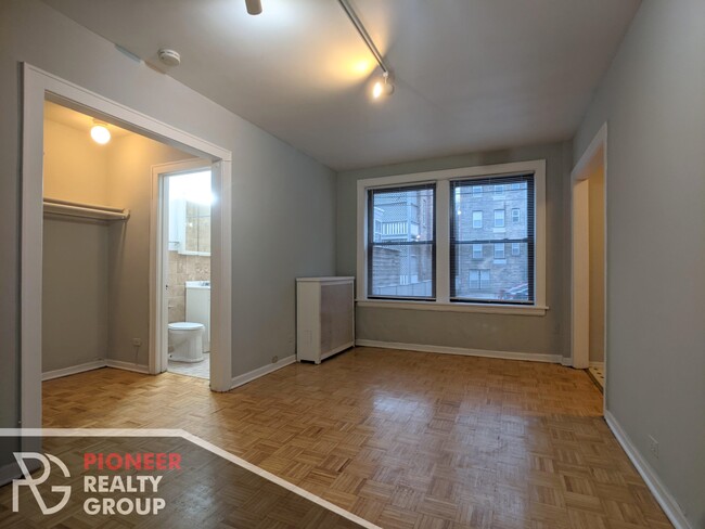 Building Photo - 737 W Belmont Ave Unit 739-307