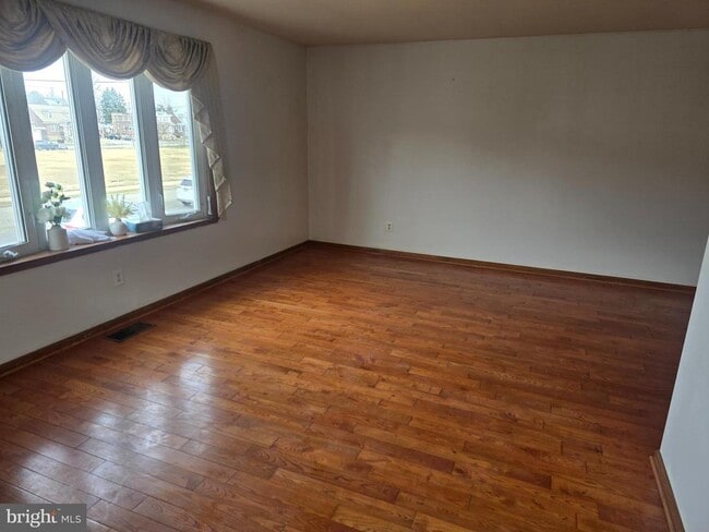 Building Photo - 524 Longshore Ave