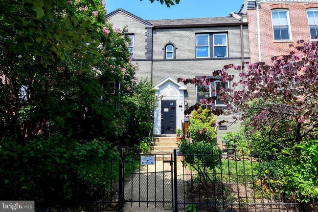 Building Photo - 719 12th St SE Unit 3