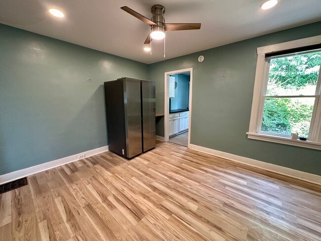 Photo - 929 Clarissa St