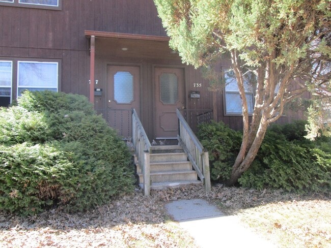 Building Photo - 735/737 Rundell Unit 737