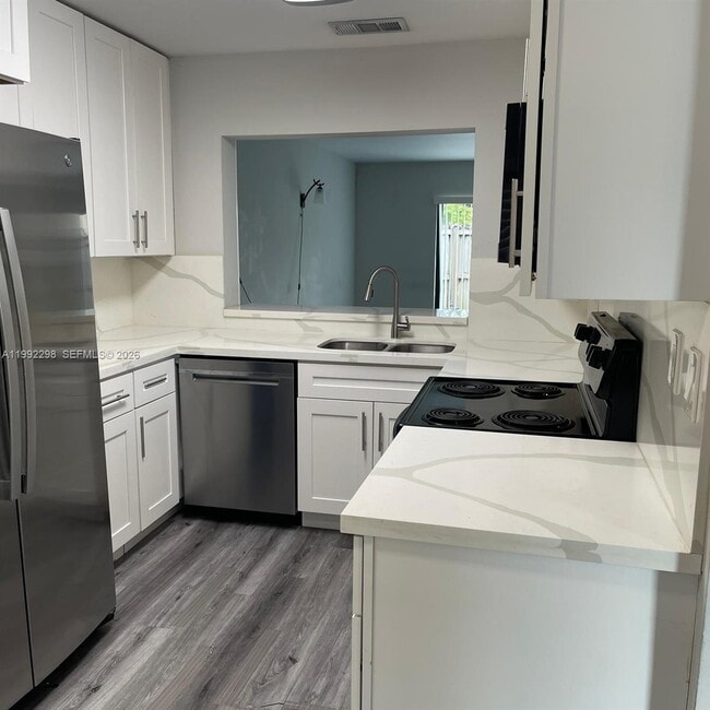 Building Photo - 301 Palm Cir E