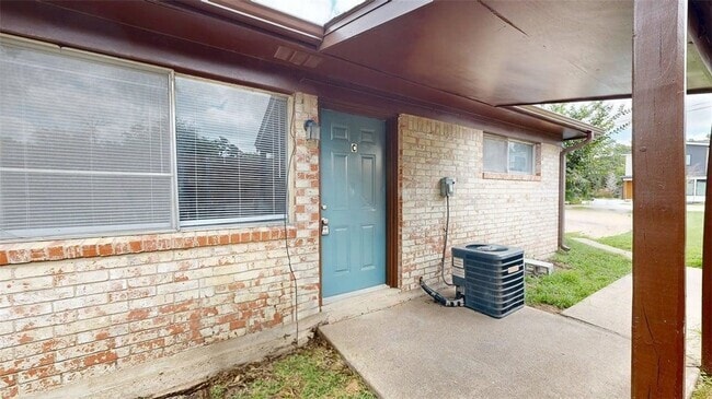 Building Photo - 208 Lynn Dr Rental