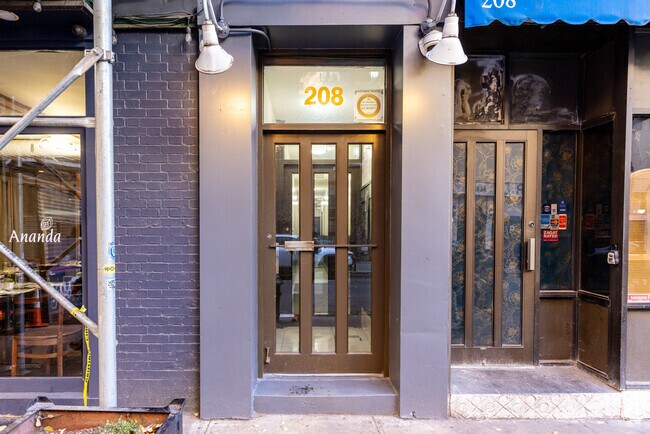 Entrance - 208 Thompson St