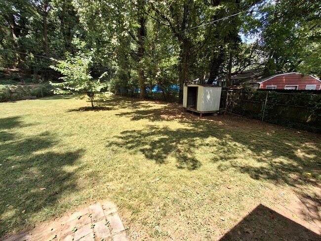 Photo - 825 Crestline Cir NW