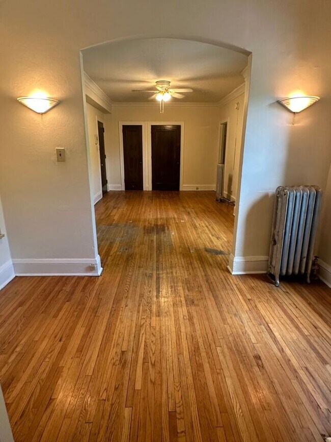 Photo - Spacious Eat Street 2nd Floor Studio, Hard...