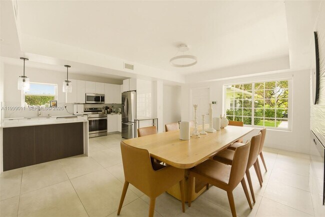 Photo - 725 W 51st St