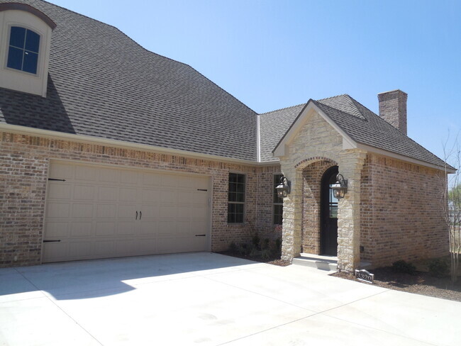 Building Photo - Fully Furnished Three Bedroom, Two Bathroo... Rental