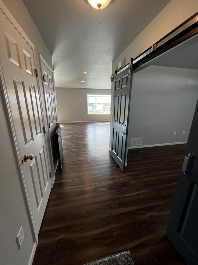 Photo - 837 Albert Dr W
