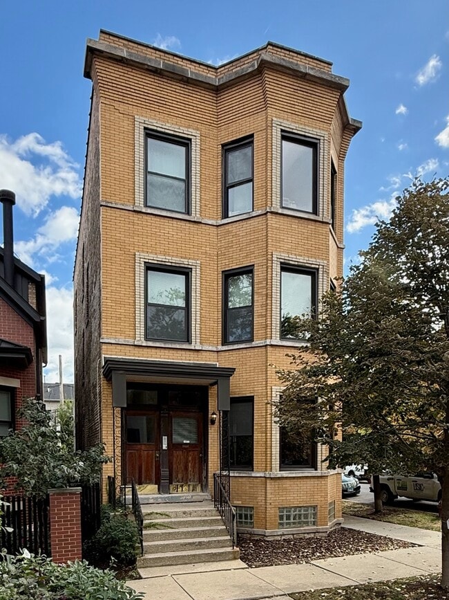 Building Photo - 1901 N Hoyne Ave Unit 1