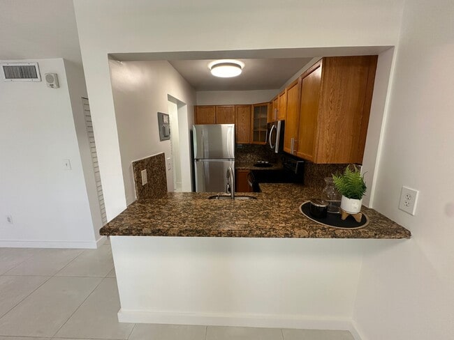 Building Photo - 755 SW 6th St Unit 4 Rental