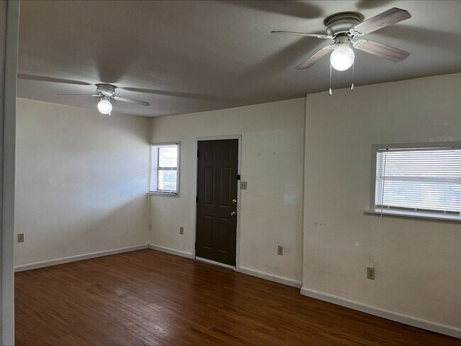 Photo - 5 Bedroom 3 bath Home Close to Downtown!