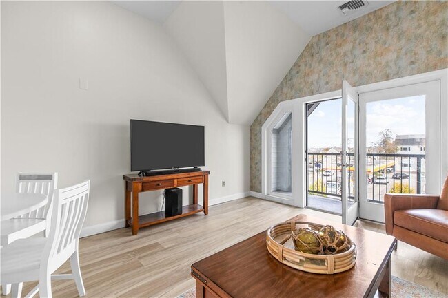 Photo - 580 Thames St Unit B2